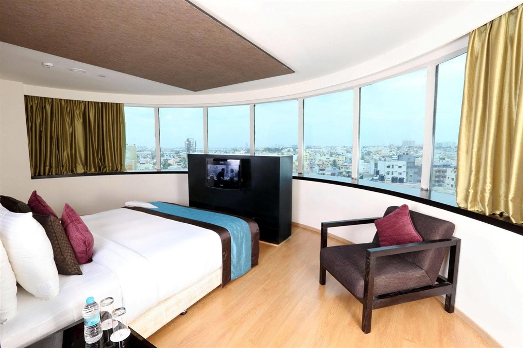 Davanam Sarovar Portico Suites Bangalore Exterior foto